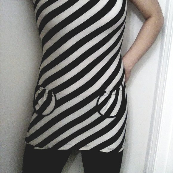 Diagonal Striped Pocket Top - Picture 6 of 6